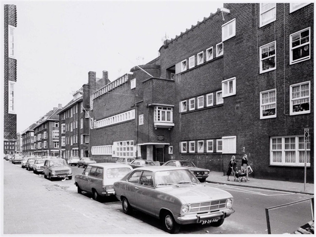 De Hembrugstraat in de richting van de Spaarndammerdijk.
              <br/>
              Stadsarchief Amsterdam, 1975